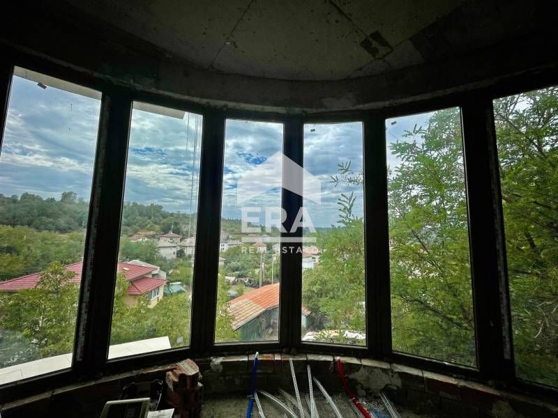 Четириетажна сграда със смесено предназначение