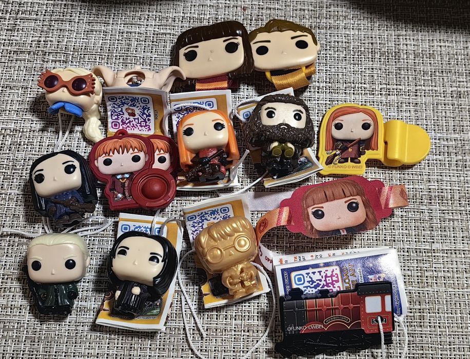 Продавам фигурки Kinder joy Harry Potter