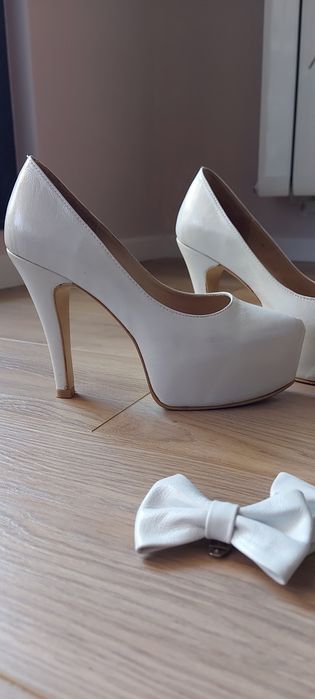 Бели обувки от естествена кожа