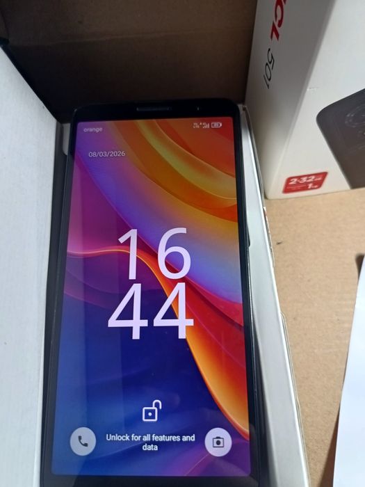Telefon TCL 501.