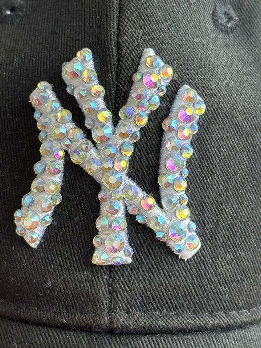 Черна шапка с блестящи камъчета – ръчна изработка, уникален NY стил