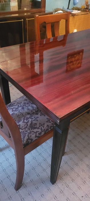 Set masa  extensibila si 4 scaune  din lemn masiv stare perfecta