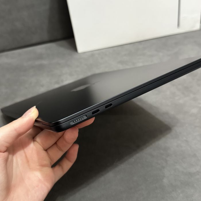 Продам macbook air 13 512гб 2025 m4