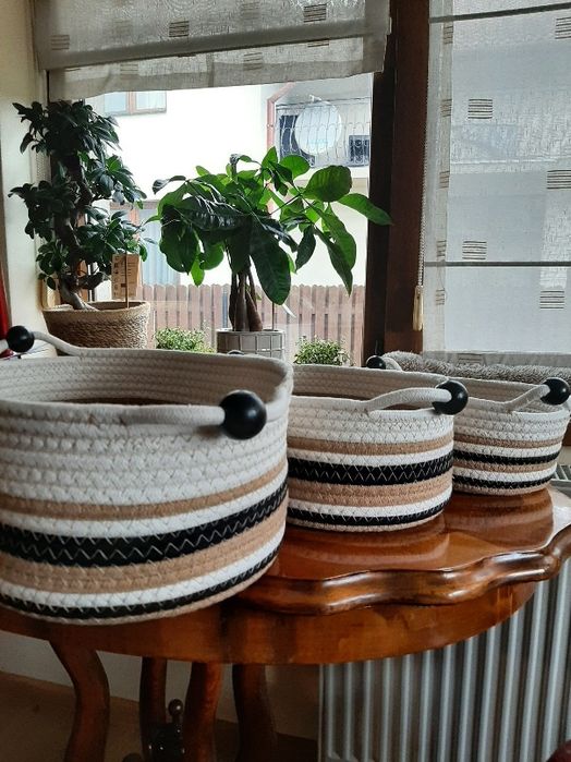 Vând set 3 coșulețe decor, noi.
