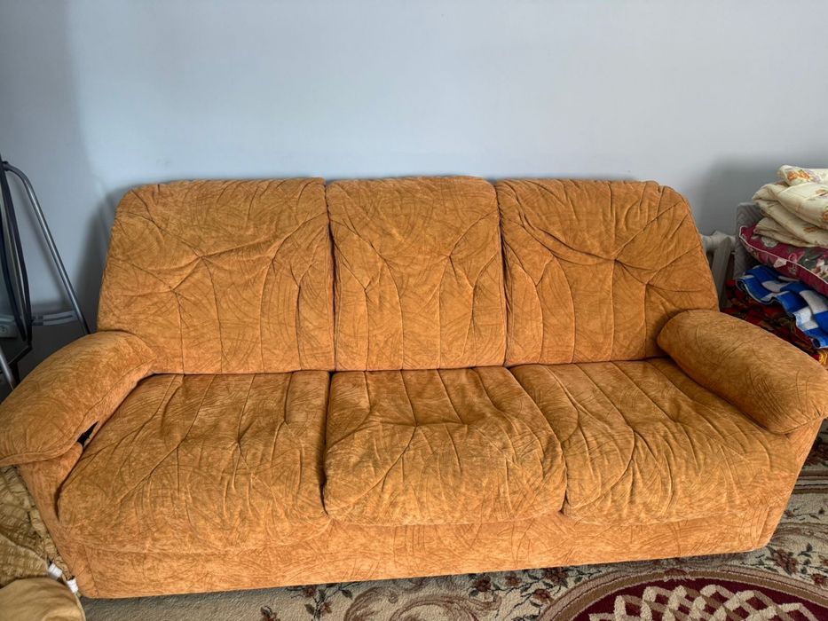 Продается мягкая мебель(диван и два кресла) и стулья