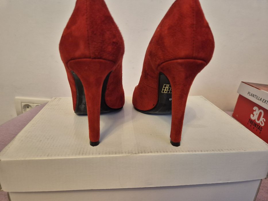 Pantofi rosii din piele intoarsa ( naturala)