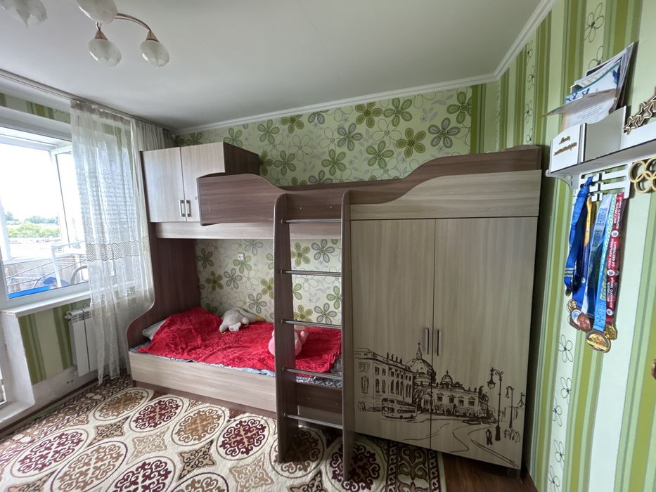 Срочно продам двухьярусную кровать с матрасами