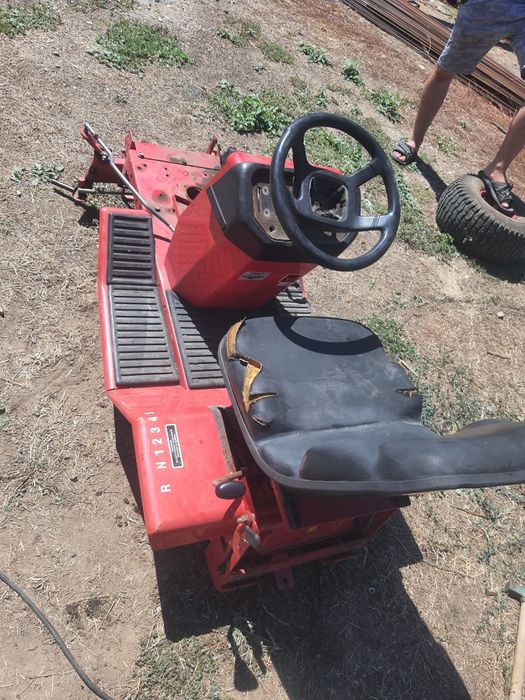 Șasiu de tractor de tuns iarba.
Bun pentru proiect motocultor.
Nu trimit în tara
