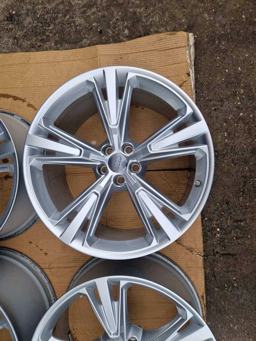 Audi Q8 R21 4M8 601 025 H
4 броя оригинални джанти