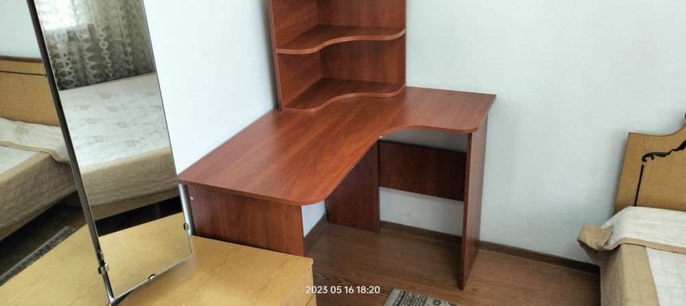 Стол кухонный   и стул