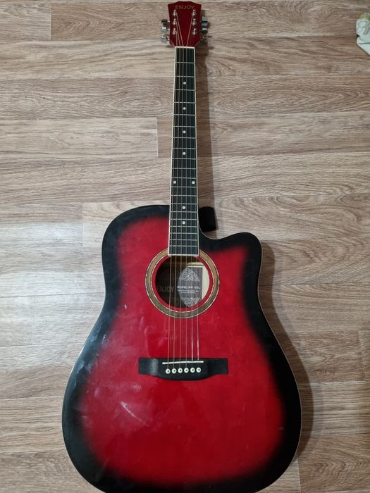 Продам срочно гитару