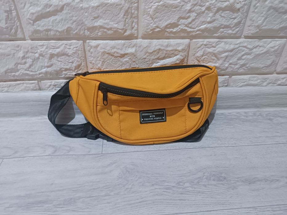 Жёлтая барсетка.