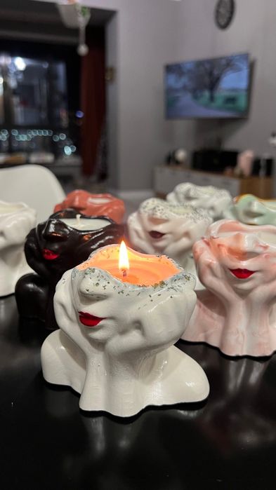 Свечи в вазочке девушка