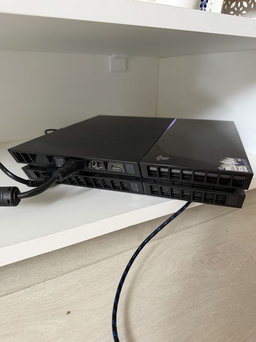 PS4 FAT 500GB + 2 controllere - stare foarte buna