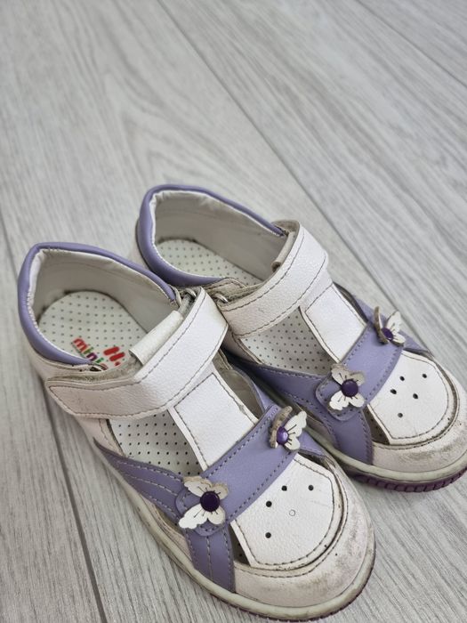 Сандали и кроссовки для девочки