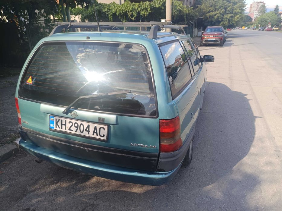 Продавам Opel Astra F Caravan (комби), 1997 г., двигател 1.4 бензин с газова уредба.