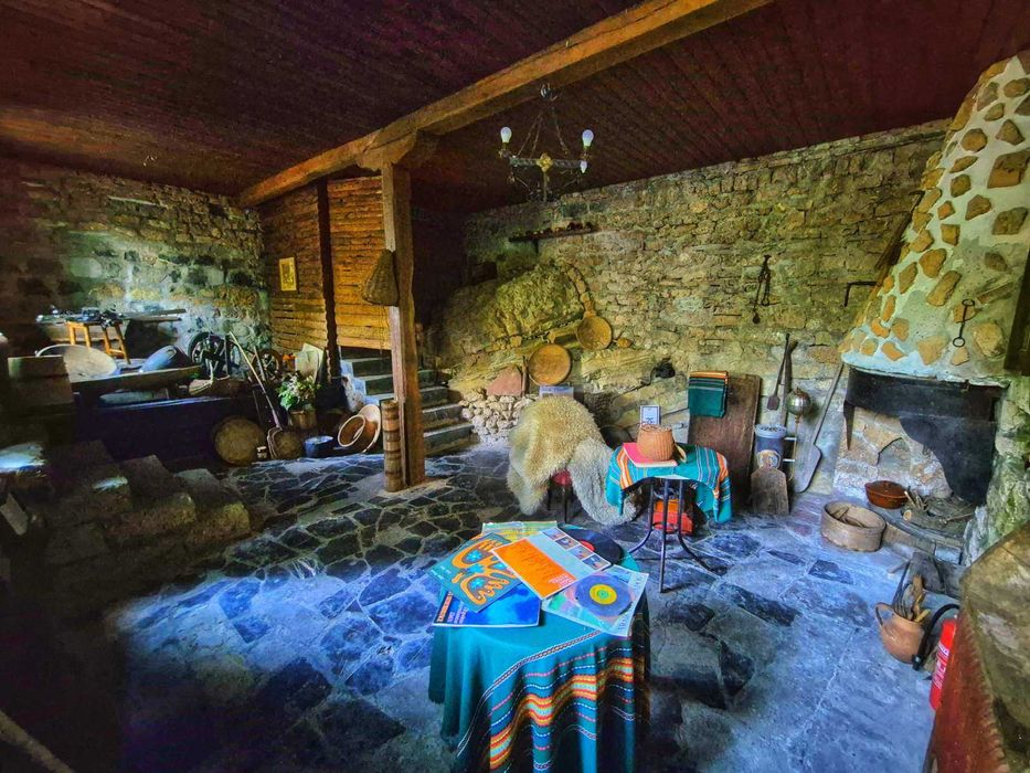 Комплекс -механа и къща за гости до Гложенския манастир и Тетевен !