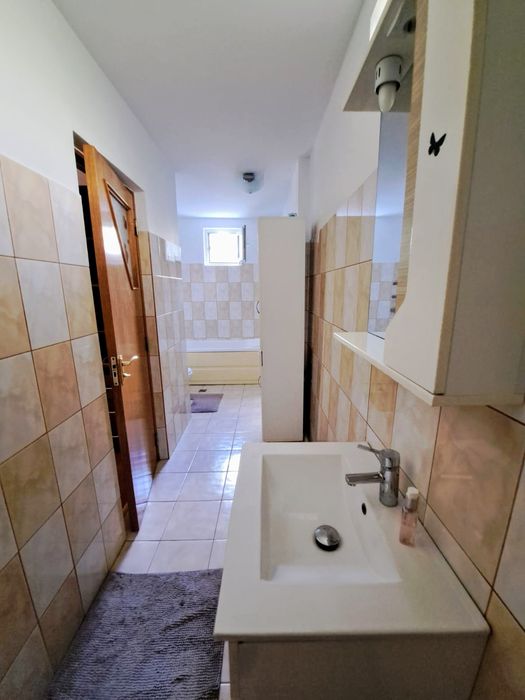 Casa la curte cu garaj