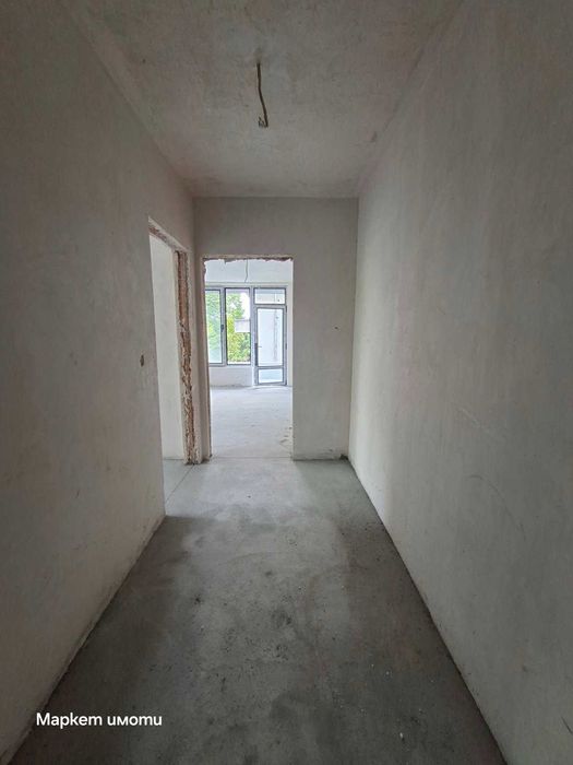 Три стаи с бокс, Езикова гимназия