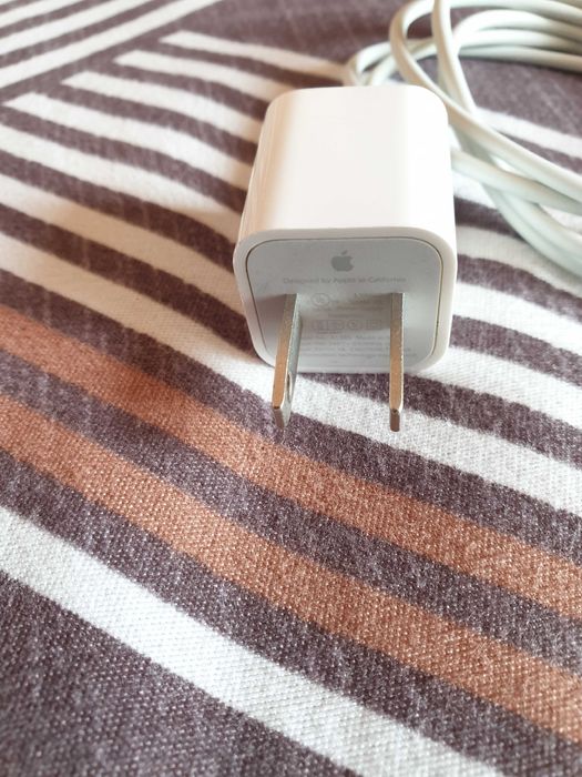 Продам оригинальное зарядное устройство от 11 iphone