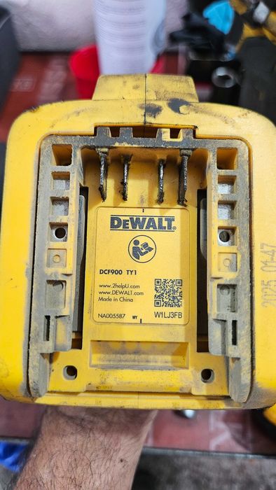 Продавам безчетков ударен гайковерт 1/2 DEWALT DCF900 1898Nm с 1бр. 5Ah батерия , зарядно и куфар с оставаща гаранция 2 години