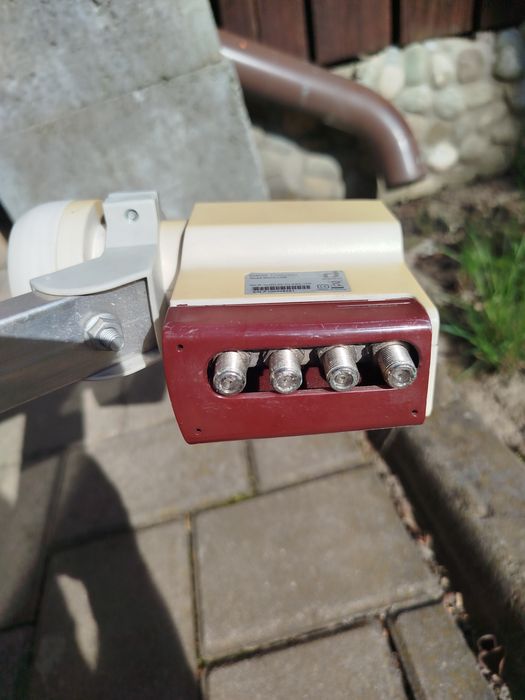 Antenă Satelit cu  LNB Quad (4 ieșiri)