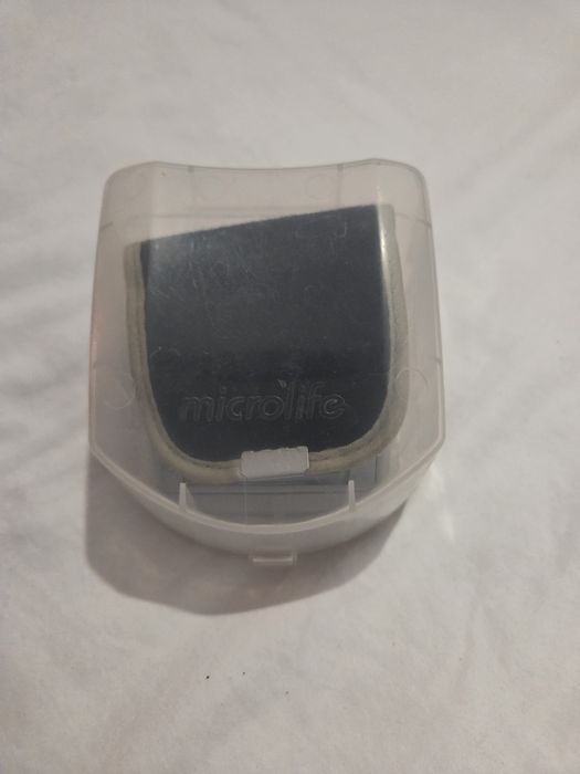 Tensiometru electronic încheietură Microlife, funcțional, manșetă necesită reparație