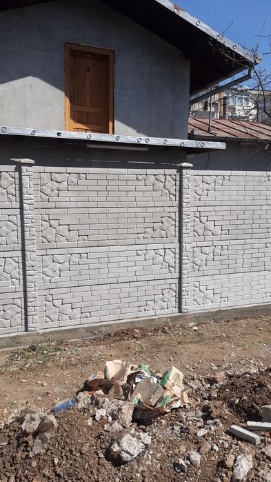 Gard din placi  beton ,coame și capace