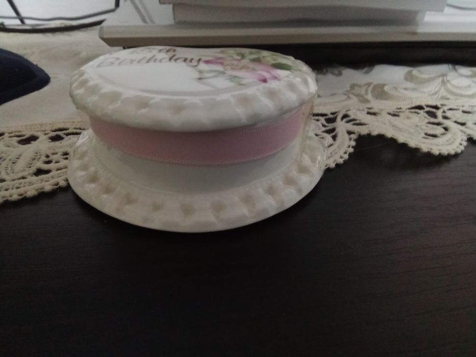 Порцеланова кутийка от Уелс