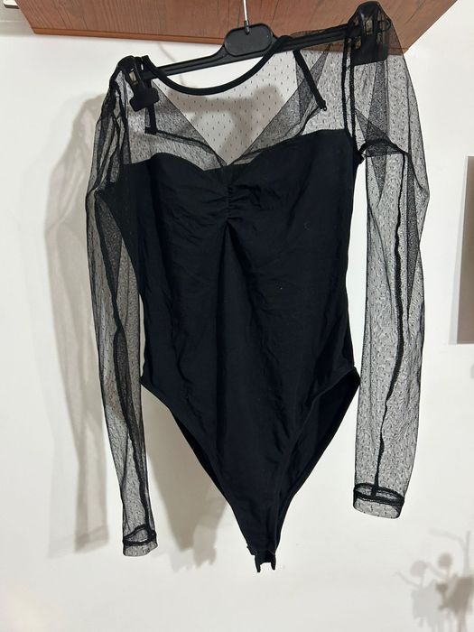 Body negru cu mâneci din dantelă