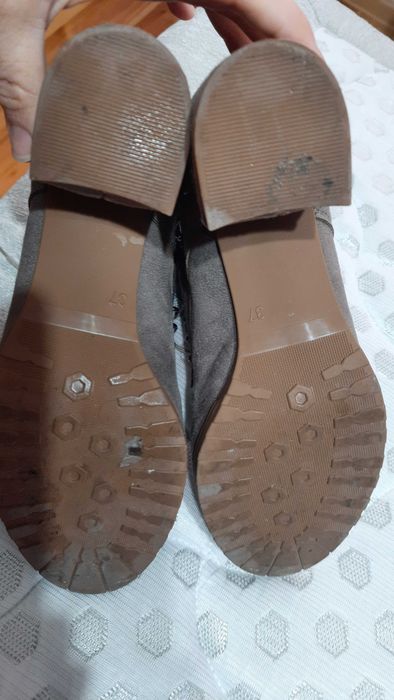 Продавам дамски  бежови боти 37 номер