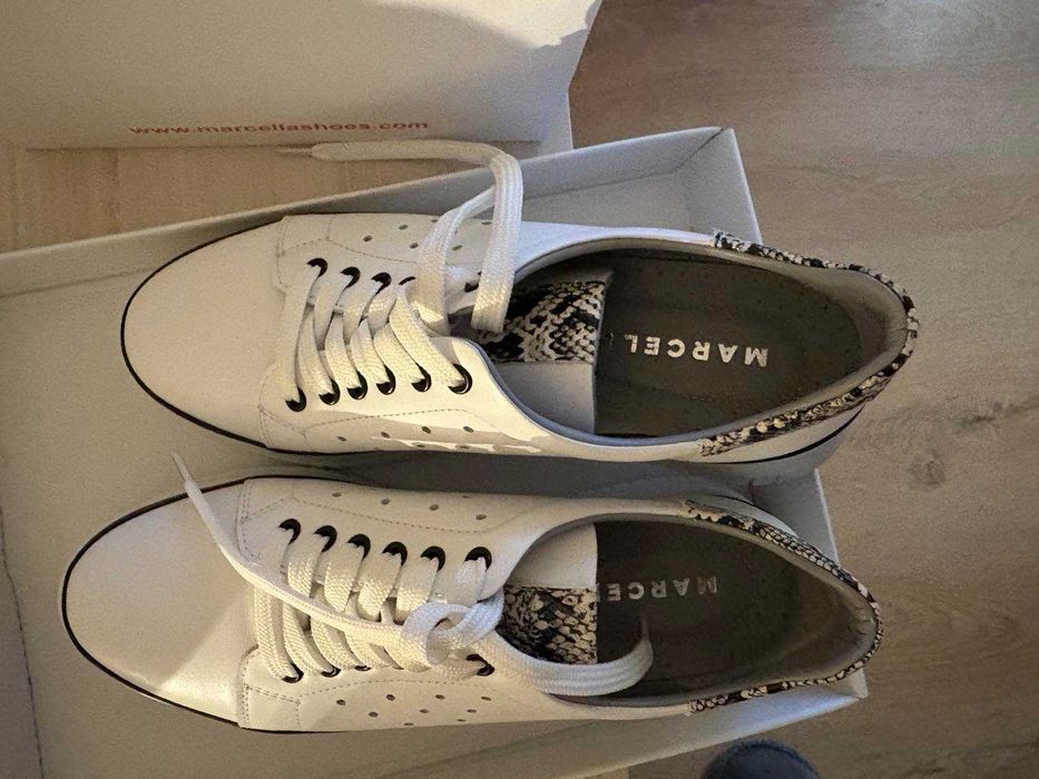 Нови бели кожени обувки