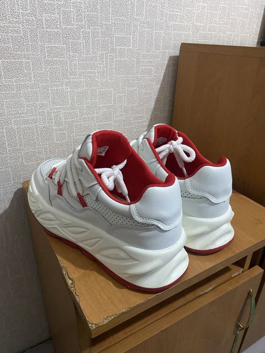 Новые белые кроссовки для мужчин