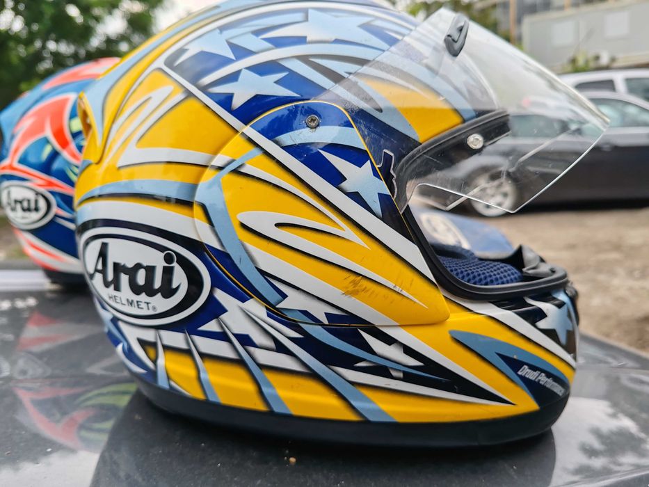 Мото каски, ботуши, екип от 2 части и раници.