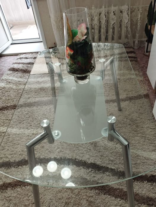 Стол стеклянный.