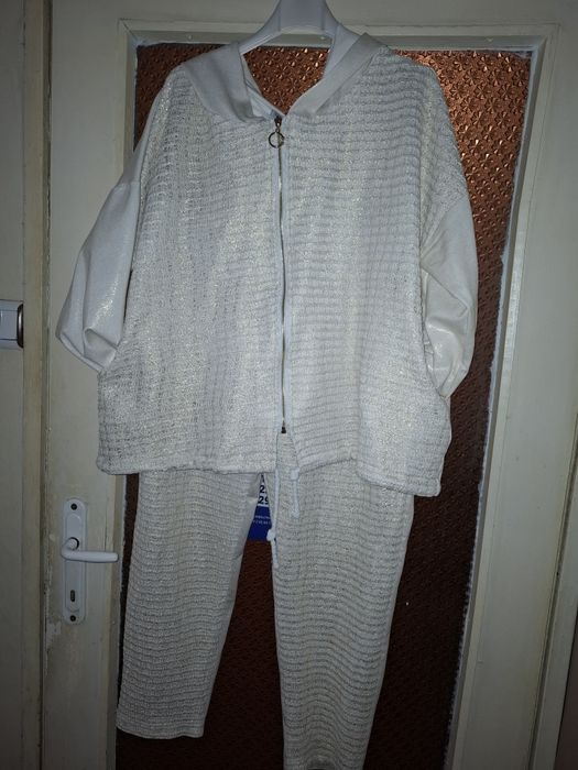 Спортно елегантен  италиански комплект,със златни нишки,шампанс