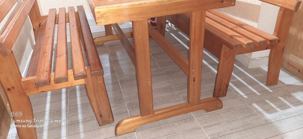 Продаётся деревянный стол.