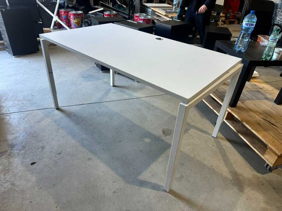 Офис бюро 140×80 с метална конструкция и регулируема височина