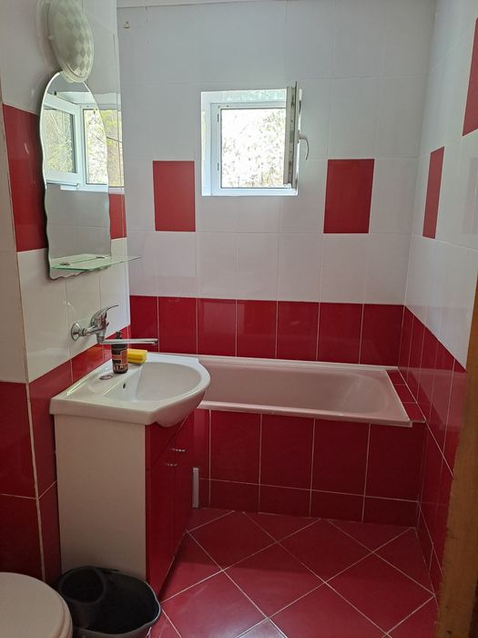 Închiriez apartament trei camere zonă rezidențială