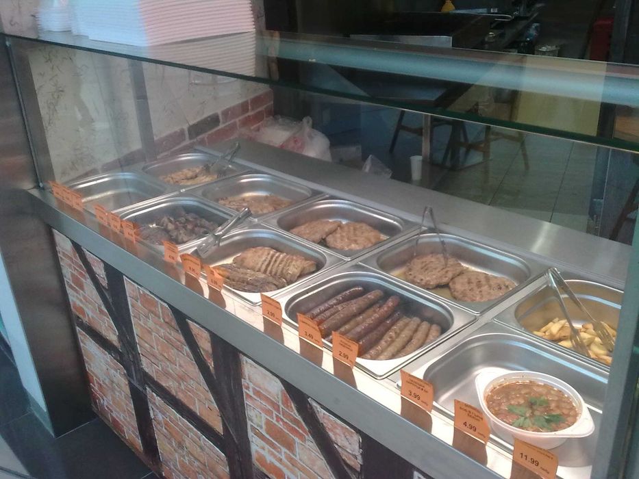 Топли и салатени витрини !