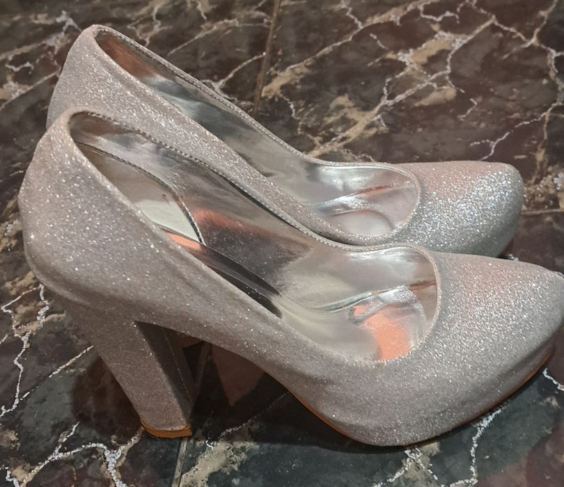 Сребристи обувки и чанта