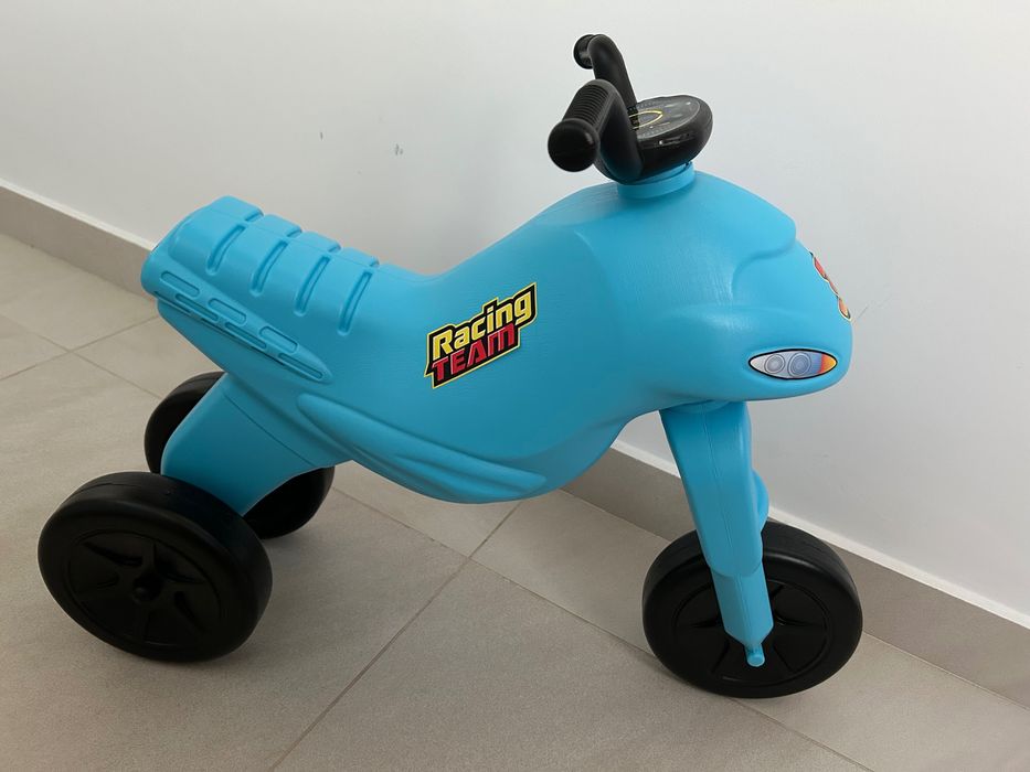 Motocicletă cu trei roti fără pedale