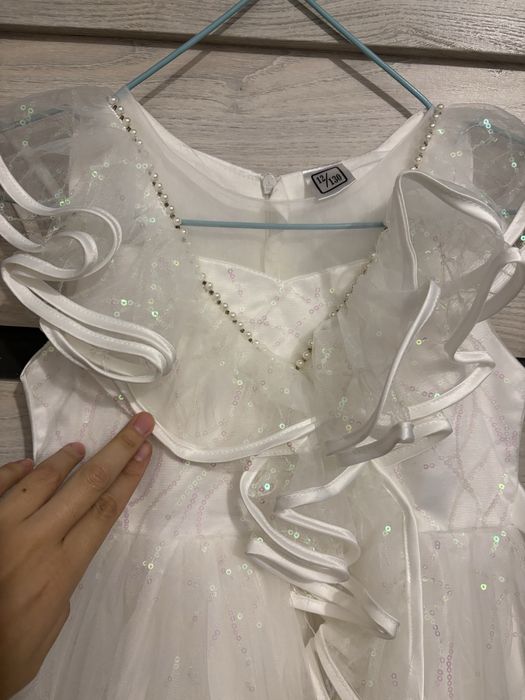 Белое платье нарядное на 7-8 лет