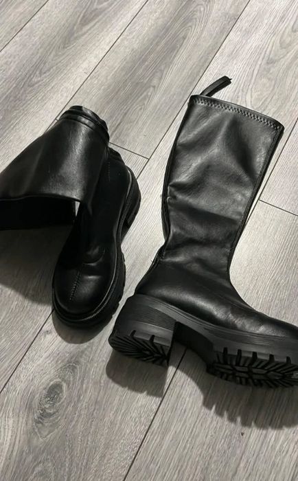 Cizme negre tip combat, talpă groasă, stare foarte bună