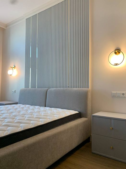 Двухспальная кровать с подъемным механизмом