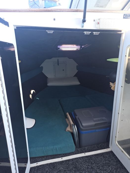 Vand Barca Cabinata cu motor + peridoc