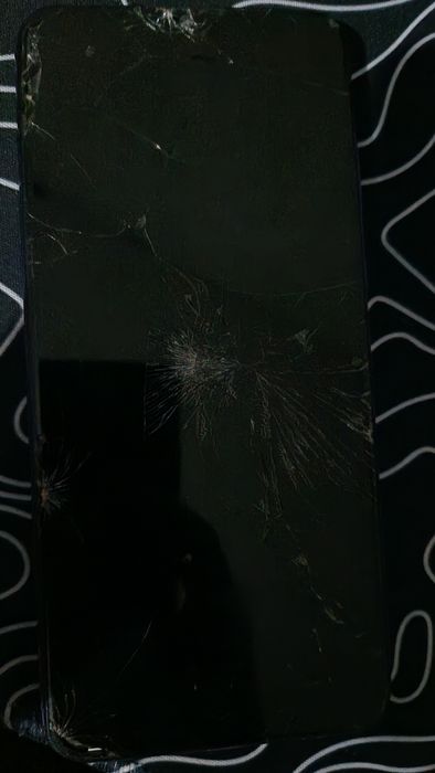 Смартфон Huawei Y6p (2020) в цвете Phantom Purple.