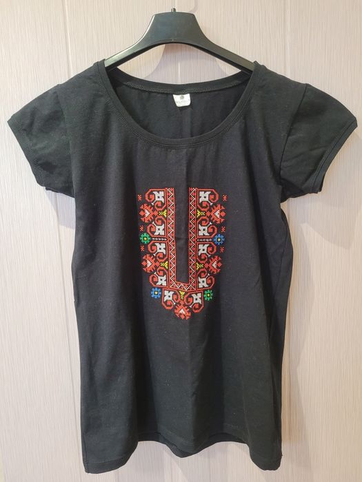 Тениски с бродирана шевица