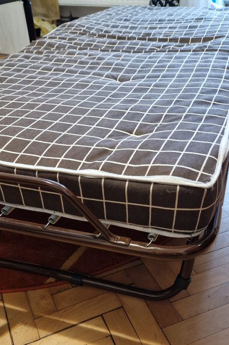 Pat pliant cu saltea inclusă