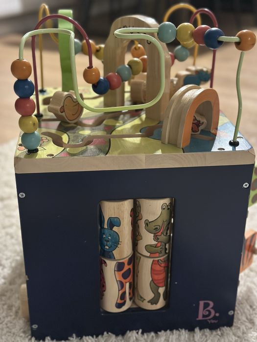 Cub de activități din lemn „Zany Zoo” de la B. toys.